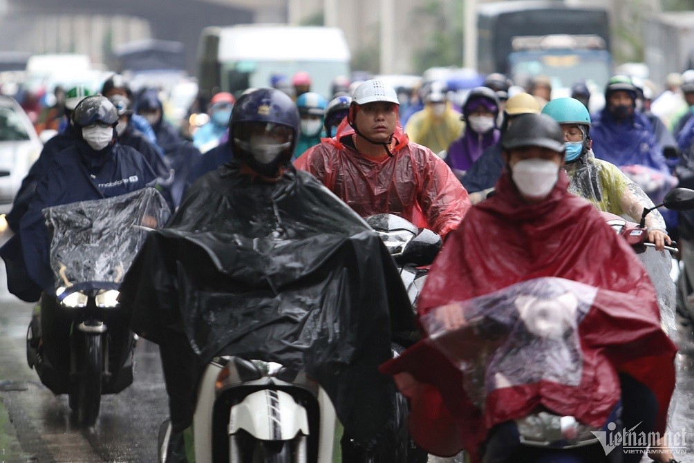 Dự báo thời tiết đêm nay và ngày mai (10-11/5): Ảnh hưởng của không khí lạnh tăng cường, cả nước có mưa to đến rất to; Hà Nội ngày mưa mừa, mưa to