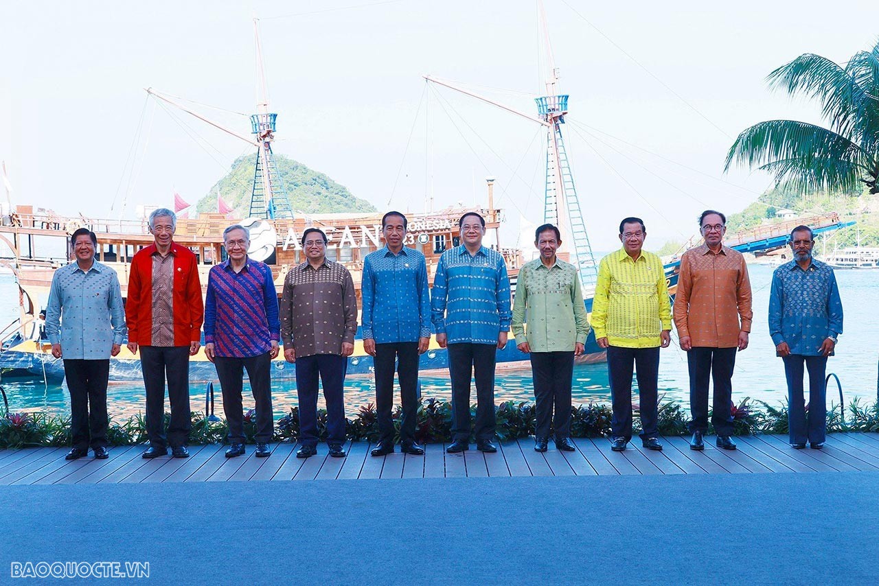 ASEAN 42: Phát huy sức mạnh đoàn kết và vai trò trung tâm của ASEAN trước các chuyển động chiến lược của thế giới và khu vực ASEAN 42: Phát huy sức mạnh đoàn kết và vai trò trung tâm của ASEAN trước các chuyển động chiến lược của thế giới và khu vực