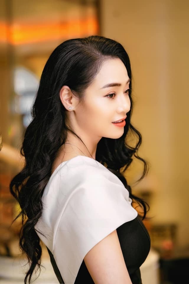 Sao Việt: Hòa Minzy đăng ảnh cổ vũ SEA Games, mạng xã hội phát sốt vì ảnh cũ của Diễm Hương và Việt Trinh