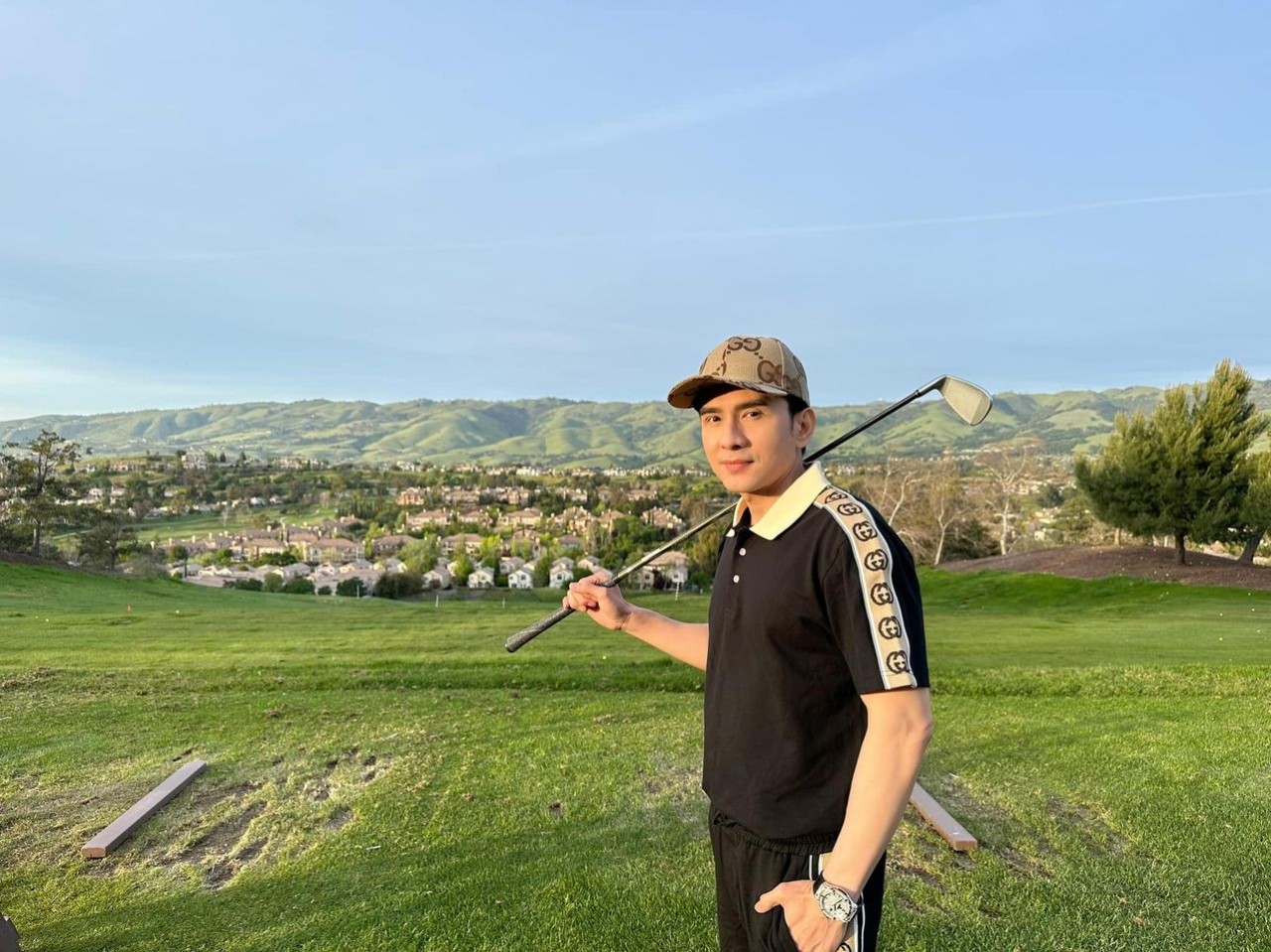 Sao Việt: Hòa Minzy đăng ảnh cổ vũ SEA Games, mạng xã hội phát sốt vì ảnh cũ của Diễm Hương và Việt Trinh