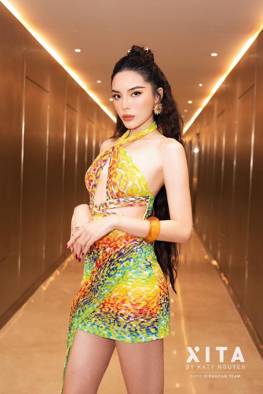 Sao Việt: Hòa Minzy đăng ảnh cổ vũ SEA Games, mạng xã hội phát sốt vì ảnh cũ của Diễm Hương và Việt Trinh