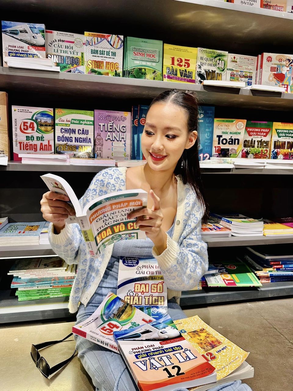 Sao Việt: Hòa Minzy đăng ảnh cổ vũ SEA Games, mạng xã hội phát sốt vì ảnh cũ của Diễm Hương và Việt Trinh