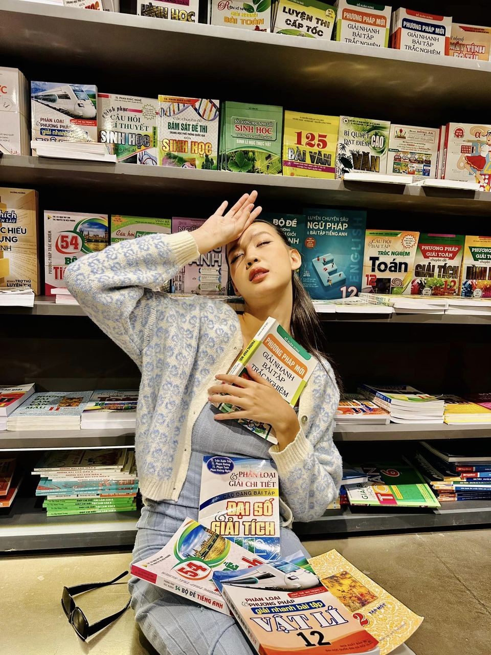 Sao Việt: Hòa Minzy đăng ảnh cổ vũ SEA Games, mạng xã hội phát sốt vì ảnh cũ của Diễm Hương và Việt Trinh