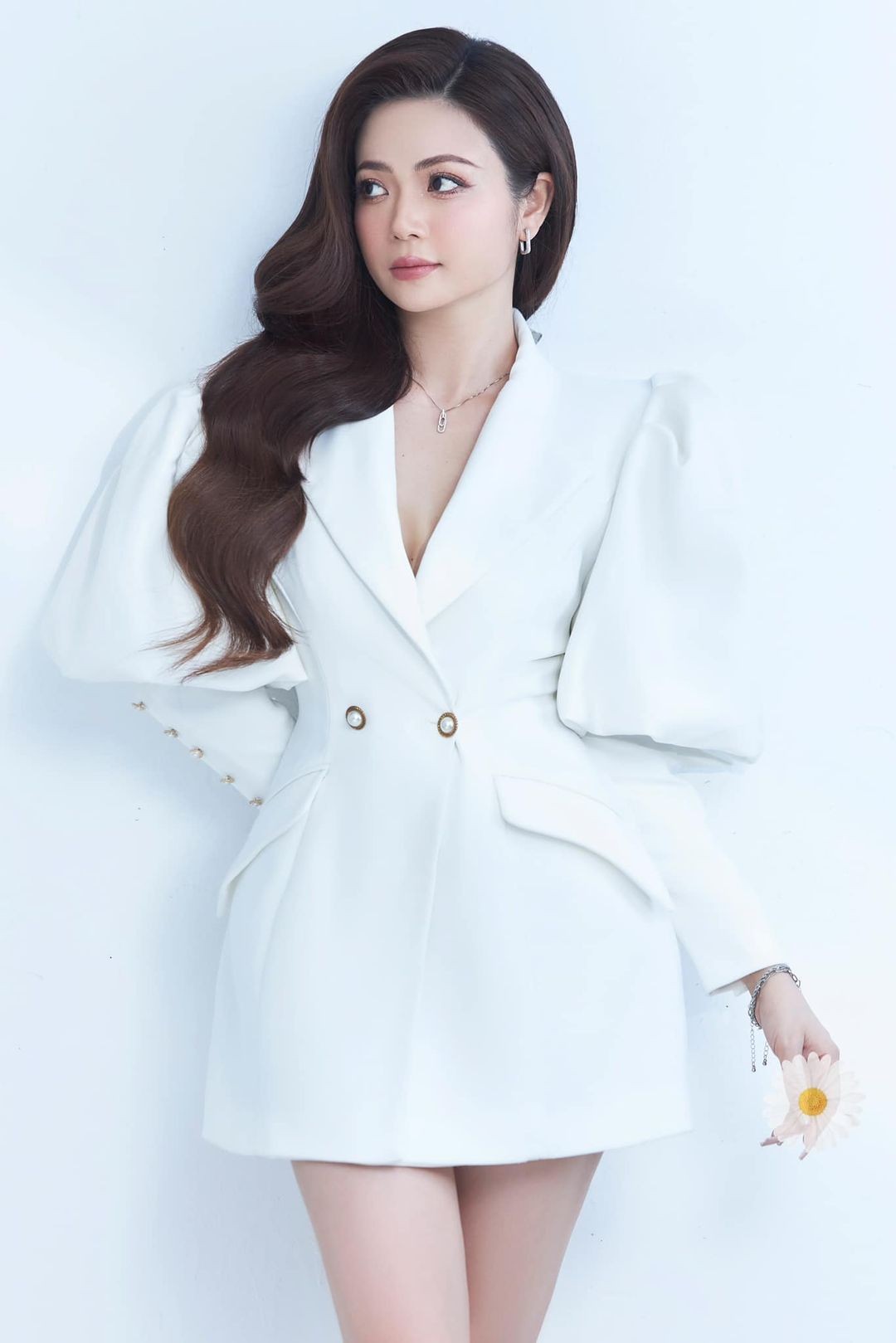 Sao Việt: Hòa Minzy đăng ảnh cổ vũ SEA Games, mạng xã hội phát sốt vì ảnh cũ của Diễm Hương và Việt Trinh