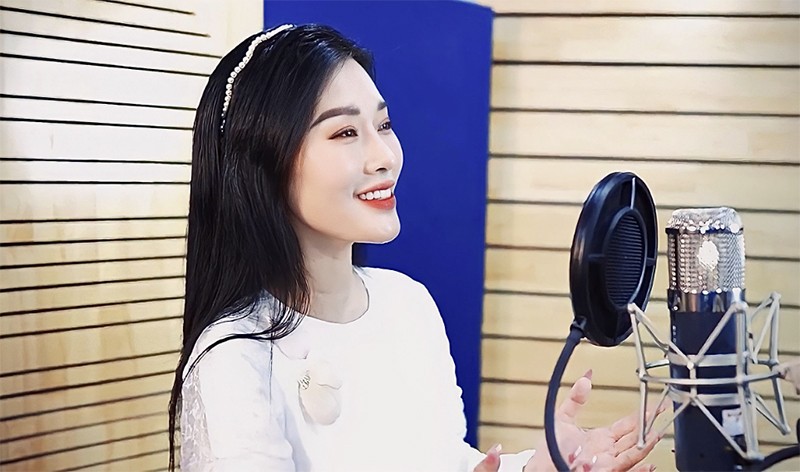 NSƯT Hương Giang đã kết hợp giữa kỹ thuật thanh nhạc điêu luyện với lối hát dân ca mượt mà NSƯT Hương Giang đã kết hợp giữa kỹ thuật thanh nhạc điêu luyện với lối hát dân ca mượt mà