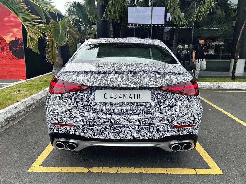 Mercedes-AMG C43 4Matic nhìn từ đằng sau