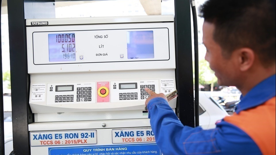 gia xang dau hom nay 12 the gioi ghi nhan tuan lao doc hom nay trong nuoc se duoc dieu chinh ra sao