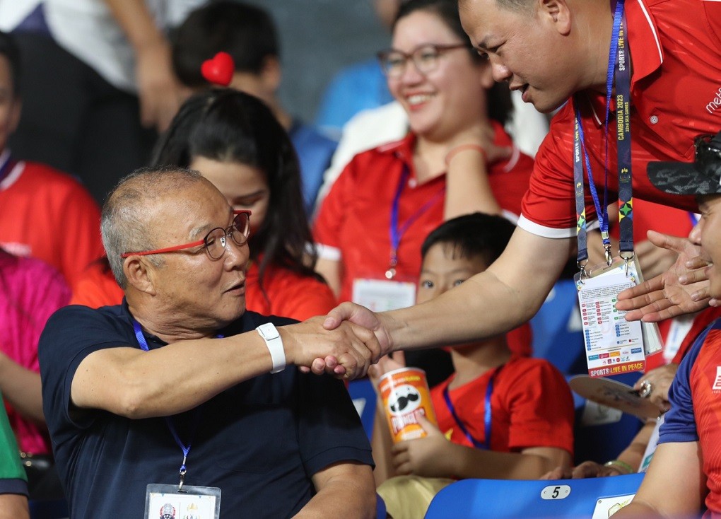 Đây là lần đầu tiên HLV Park dự khán một trận đấu của đội Việt Nam kể từ khi hết hạn hợp đồng với VFF hồi cuối tháng 1 năm nay. Đây là lần đầu tiên HLV Park dự khán một trận đấu của đội Việt Nam kể từ khi hết hạn hợp đồng với VFF hồi cuối tháng 1 năm nay.