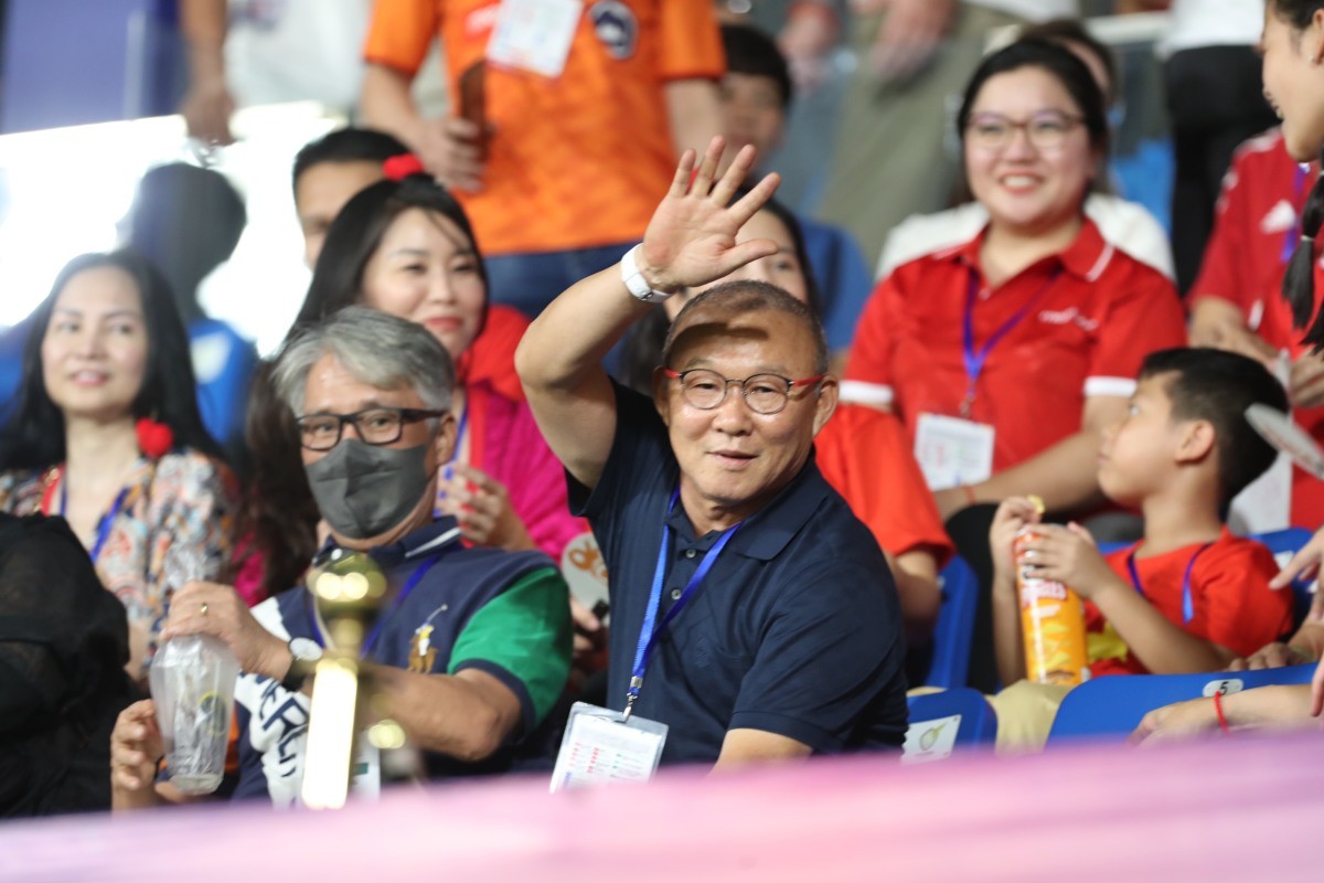 Ông Park vẫy tay chào khi thấy các ống kính phóng viên hướng về phía mình. Ông Park vẫy tay chào khi thấy các ống kính phóng viên hướng về phía mình.