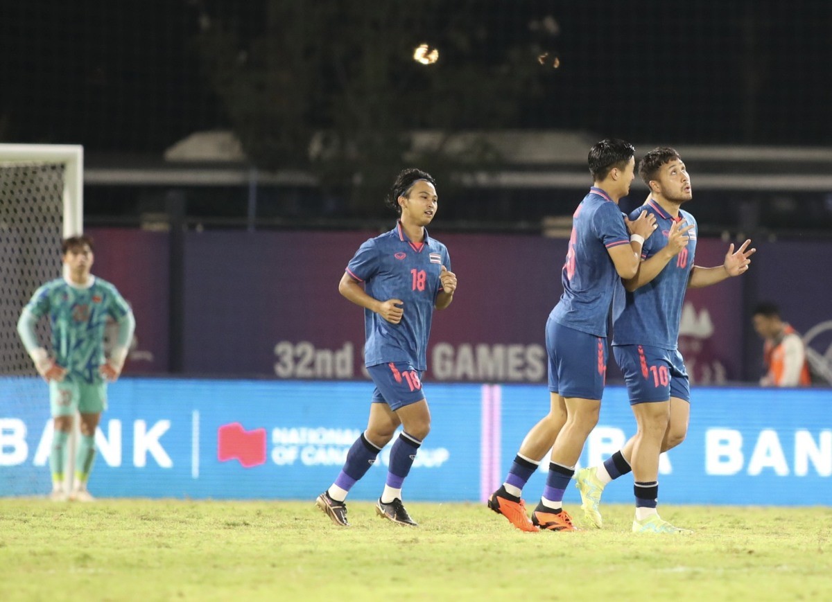 U22 Thái Lan sớm vượt lên ngay ở phút thứ ba sau một sai lầm cá nhân của trung vệ Lương Duy Cương. Trong khi lùi về ngăn chặn đường chọc khe của đối thủ, Duy Cương trượt chân ngã để tiền đạo Achitpol cướp được bóng và vượt qua cả thủ môn Huy Hoàng trước khi ghi bàn vào gôn trống. U22 Thái Lan sớm vượt lên ngay ở phút thứ ba sau một sai lầm cá nhân của trung vệ Lương Duy Cương. Trong khi lùi về ngăn chặn đường chọc khe của đối thủ, Duy Cương trượt chân ngã để tiền đạo Achitpol cướp được bóng và vượt qua cả thủ môn Huy Hoàng trước khi ghi bàn vào gôn trống.