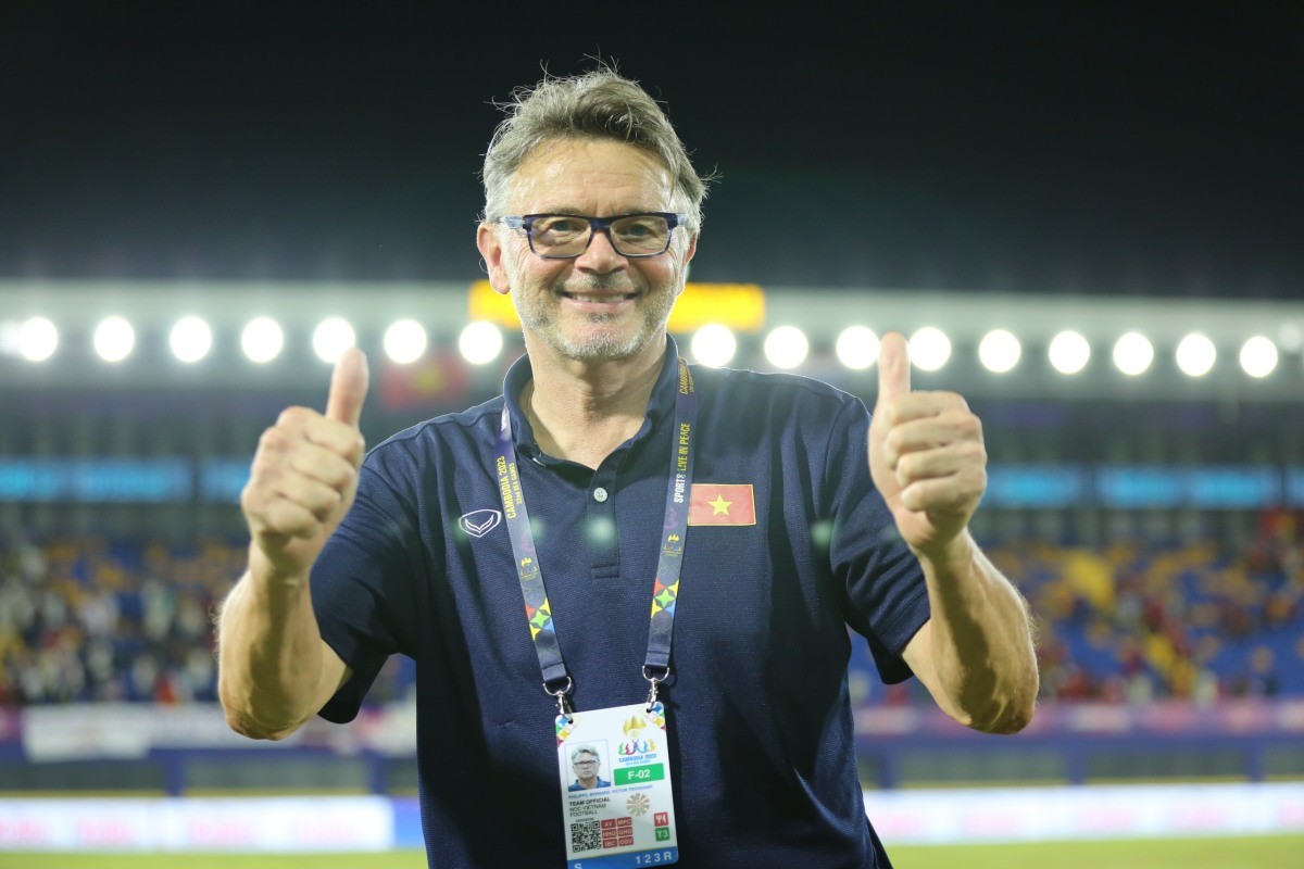 Dù vậy, HLV Troussier vẫn hài lòng về kết quả 1-1. Dù vậy, HLV Troussier vẫn hài lòng về kết quả 1-1.