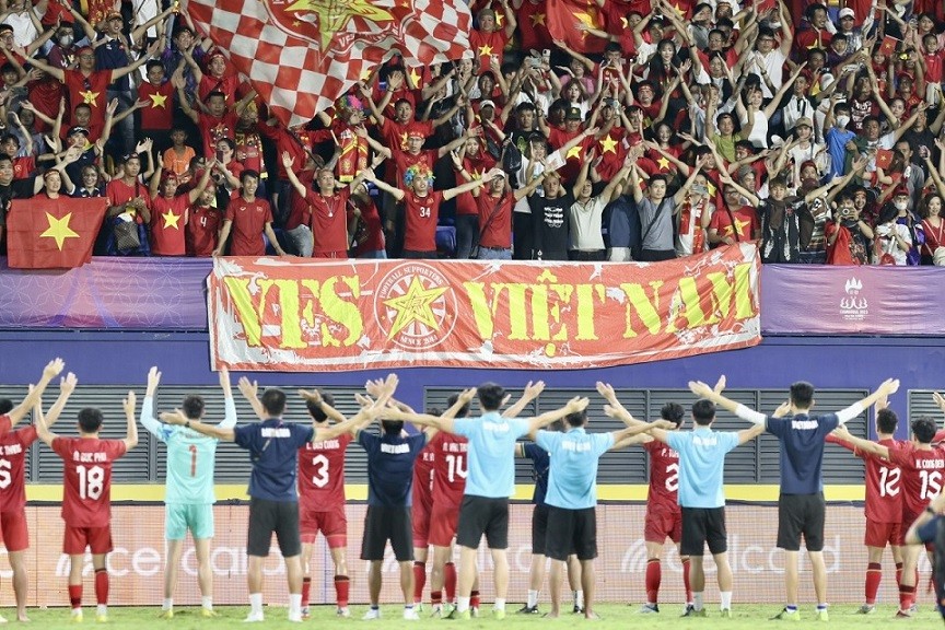 U22 Việt Nam tri ân các CĐV bằng màn vỗ tay Viking quen thuộc. U22 Việt Nam tri ân các CĐV bằng màn vỗ tay Viking quen thuộc.