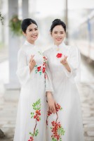 Hai Hoa hậu Việt Nam Ngọc Hân và Mai Phương rạng ngời cùng áo dài chụp ảnh trên đất Cảng