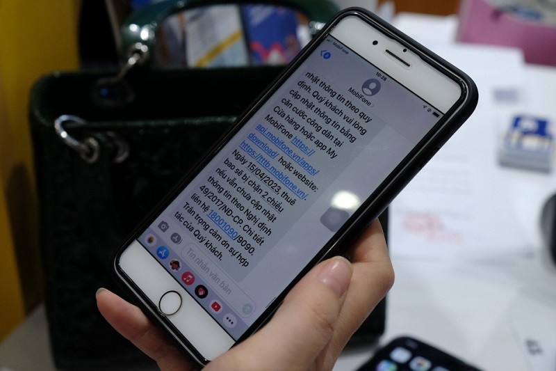 Với những thuê bao bị khóa mà chưa rõ nguyên nhân, khách hàng cần nhanh chóng nhắn tin theo cú pháp TTTB gửi tới số 1414. Với những thuê bao bị khóa mà chưa rõ nguyên nhân, khách hàng cần nhanh chóng nhắn tin theo cú pháp TTTB gửi tới số 1414.