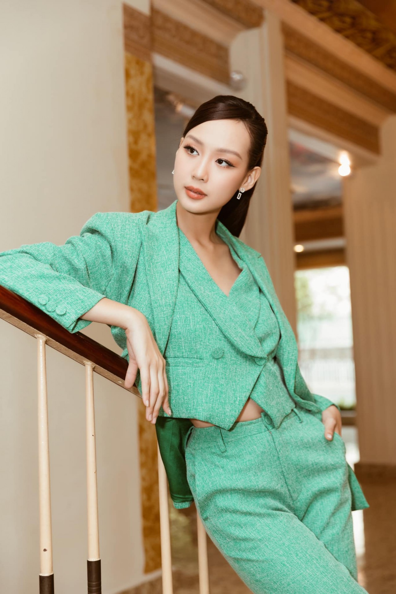 Hoa hậu Bảo Ngọc quyến rũ hết nấc từ sàn diễn đến đời thường