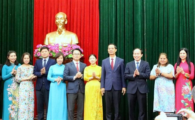 Lãnh đạo thành phố Hải Phòng chụp ảnh lưu niệm cùng Đoàn đại biểu cấp cao Hội Liên hiệp Phụ nữ Cuba. (Nguồn: TTXVN)