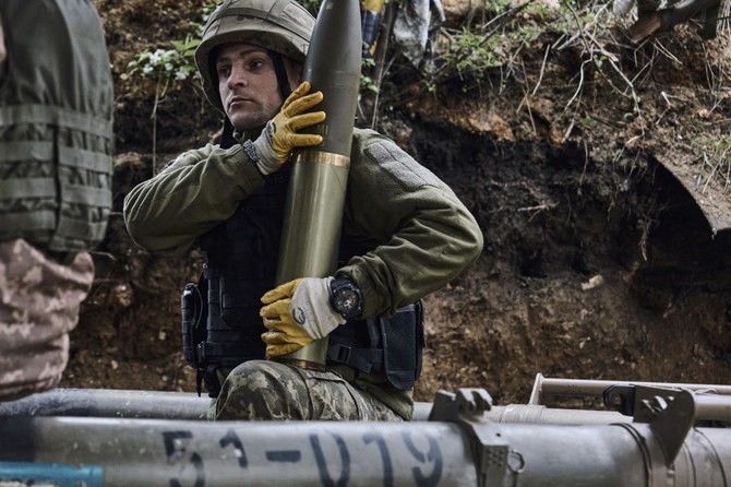 Binh sĩ Ukraine bắn đại bác gần Maryinka, một thành phố phía đông nơi đang diễn ra các trận chiến khốc liệt chống lại lực lượng Nga, ở vùng Donetsk, vào ngày 8 tháng 5 năm 2023. (AP) Binh sĩ Ukraine bắn đại bác gần Maryinka, một thành phố phía đông nơi đang diễn ra các trận chiến khốc liệt chống lại lực lượng Nga, ở vùng Donetsk, vào ngày 8 tháng 5 năm 2023. (AP)