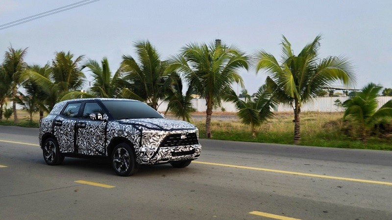 Mitsubishi XFC được ngụy trang khá kỉ