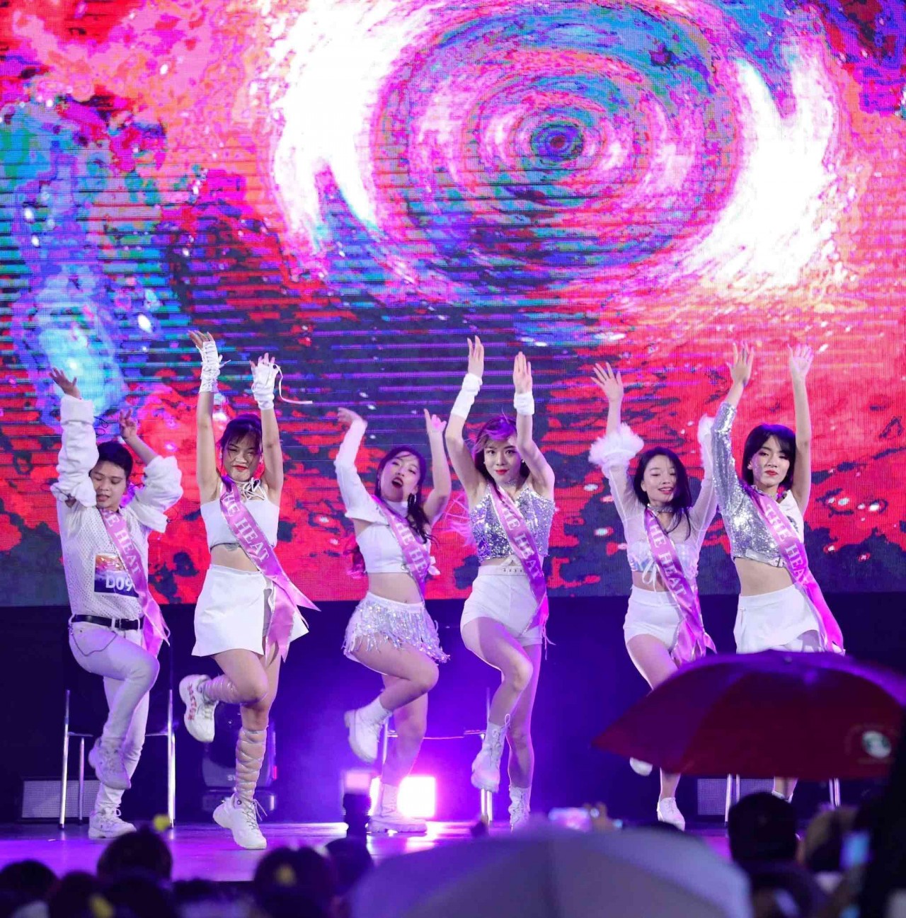 Không khí sôi động tại cuộc thi Hát và nhảy cover K-pop