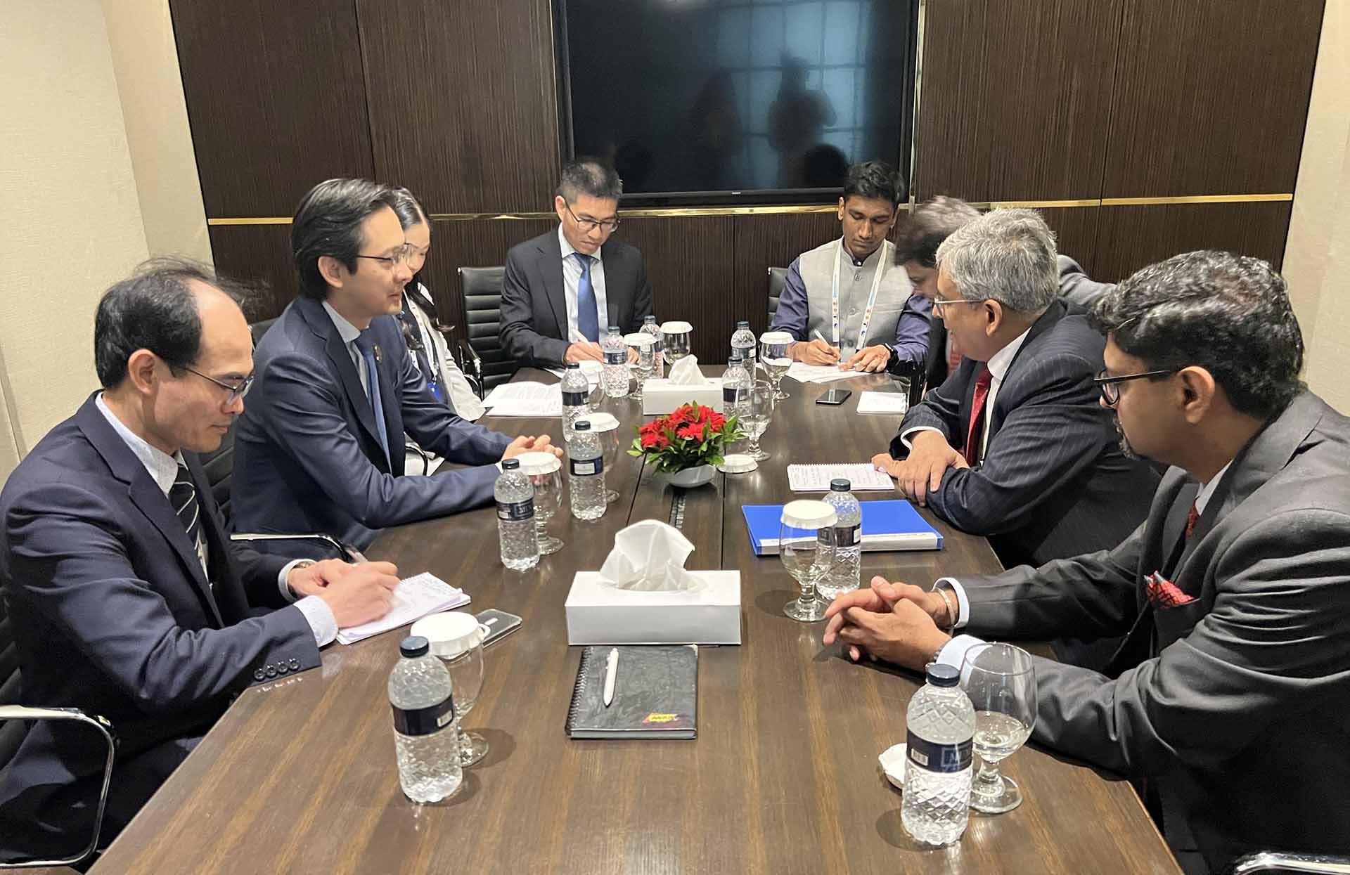 Thứ trưởng Đỗ Hùng Việt gặp Thứ trưởng Ngoại giao Ấn Độ Saurabh Kumar. Thứ trưởng Đỗ Hùng Việt gặp Thứ trưởng Ngoại giao Ấn Độ Saurabh Kumar.