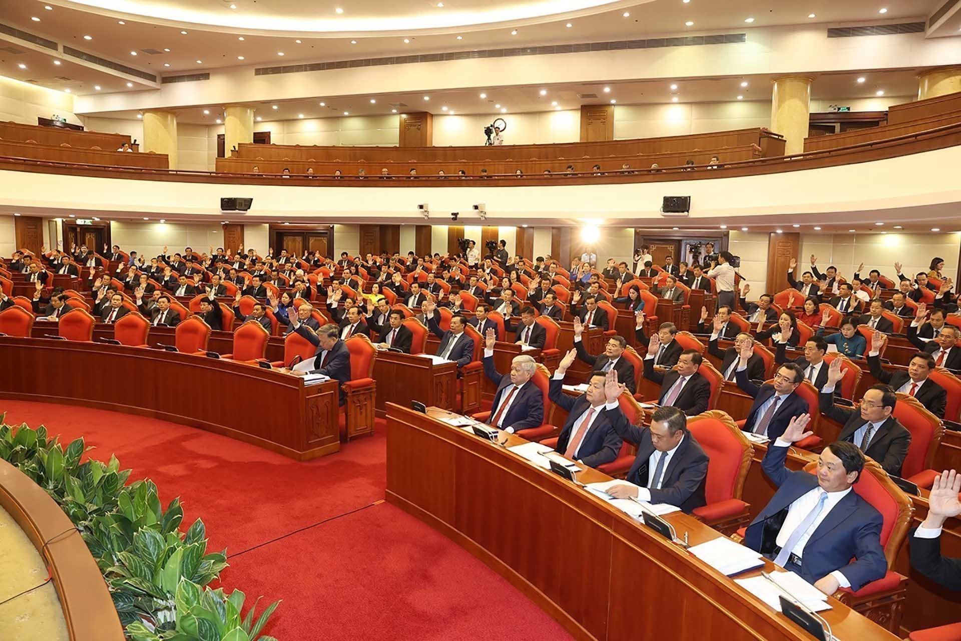 Các đồng chí lãnh đạo Đảng, Nhà nước và các đại biểu biểu quyết thông qua chương trình hội nghị. (Nguồn: TTXVN)