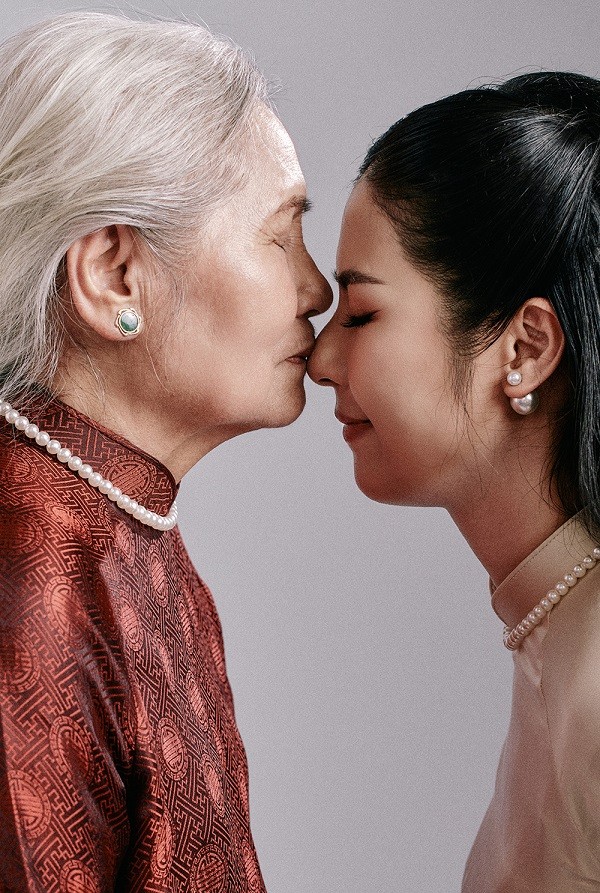 Hoa hậu Ngọc Hân thực hiện bộ ảnh ghi lại khoảnh khắc đặc biệt bên bà ngoại và mẹ