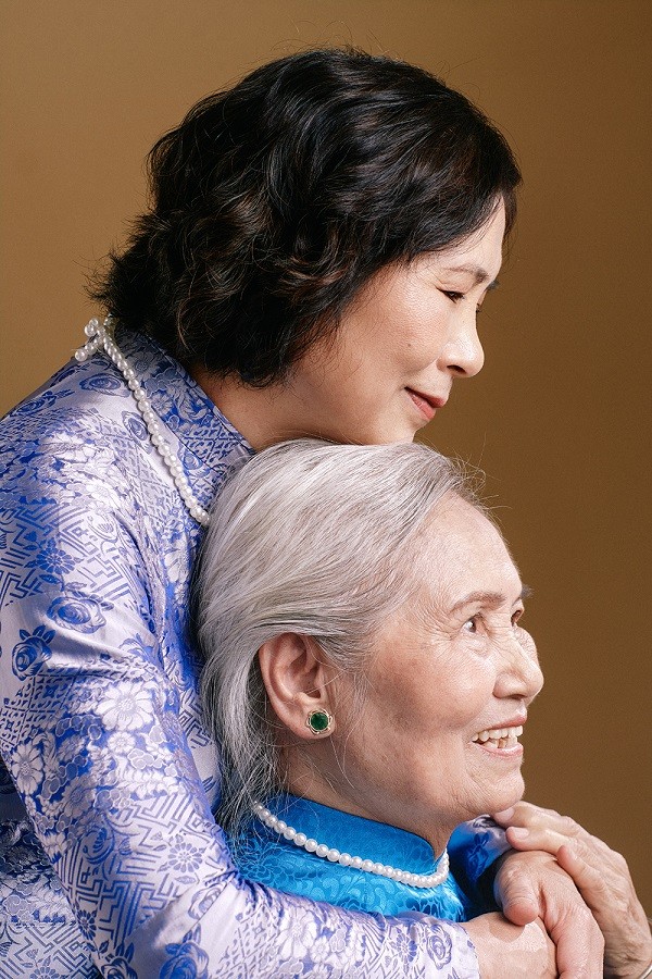 Hoa hậu Ngọc Hân thực hiện bộ ảnh ghi lại khoảnh khắc đặc biệt bên bà ngoại và mẹ