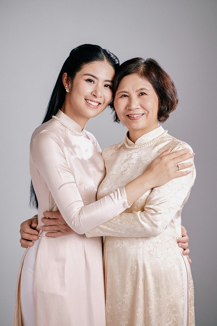 Hoa hậu Ngọc Hân thực hiện bộ ảnh ghi lại khoảnh khắc đặc biệt bên bà ngoại và mẹ