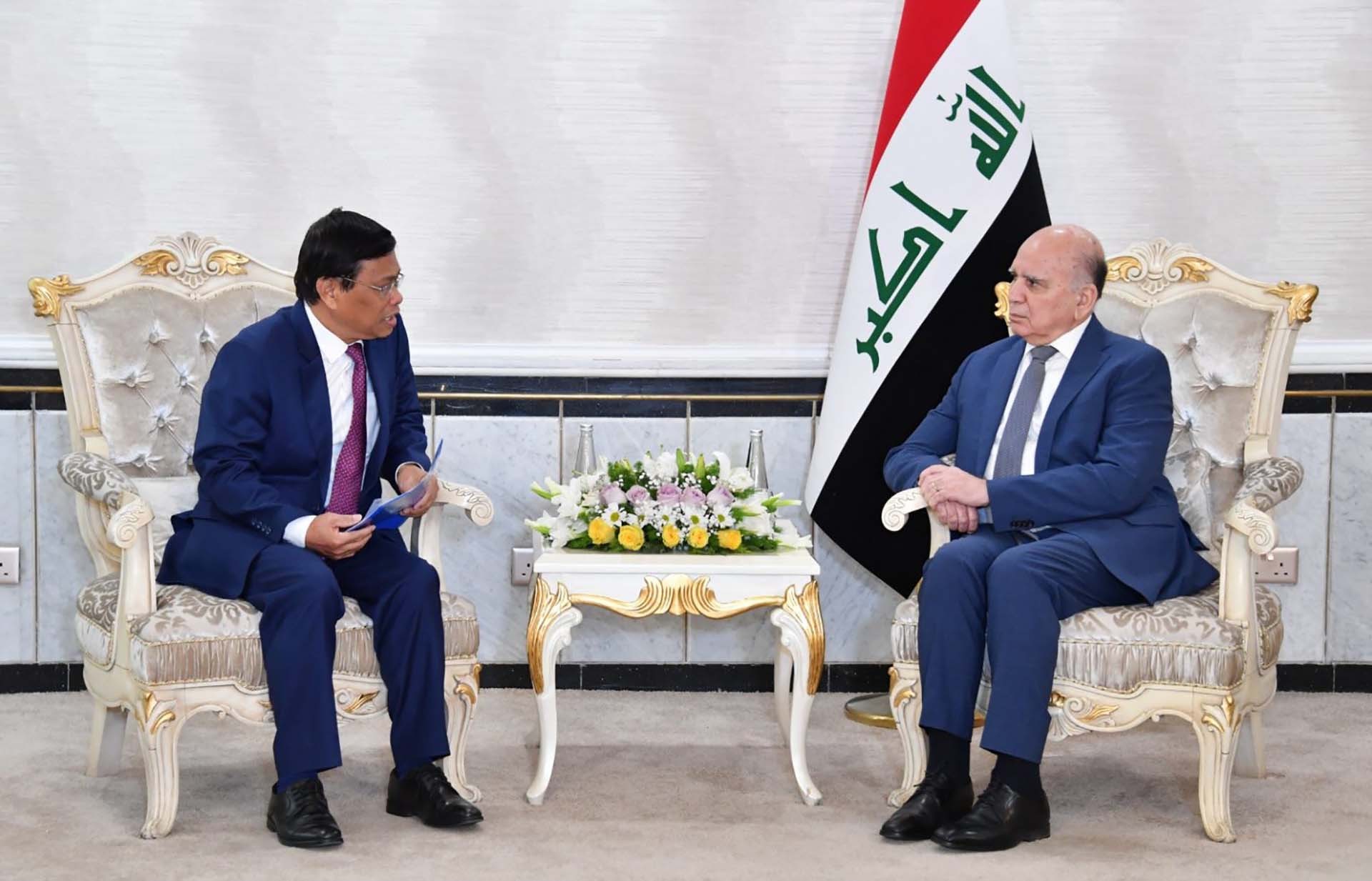 Đại sứ Lương Quốc Huy trao đổi với Bộ trưởng Ngoại giao Iraq Fuad Hussein. Đại sứ Lương Quốc Huy trao đổi với Bộ trưởng Ngoại giao Iraq Fuad Hussein.