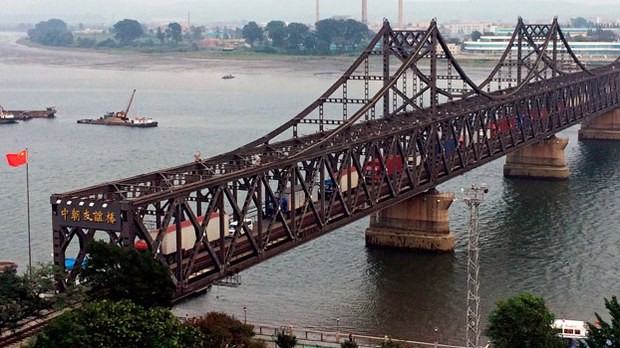 Xe tải đi qua Cầu Hữu nghị Trung-Triều nối Trung Quốc và Triều Tiên ở thị trấn biên giới Đan Đông, phía đông bắc Trung Quốc, đối diện với thị trấn Sinuiju của Triều Tiên, ngày 4 tháng 9 năm 2017. AP