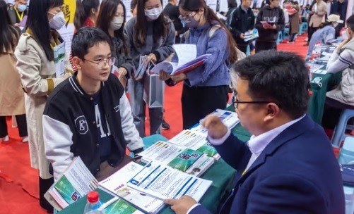 Tỷ lệ thất nghiệp ở lao động trẻ Trung Quốc lần đầu tăng trên 20%, đe dọa triển vọng phục hồi nền kinh tế