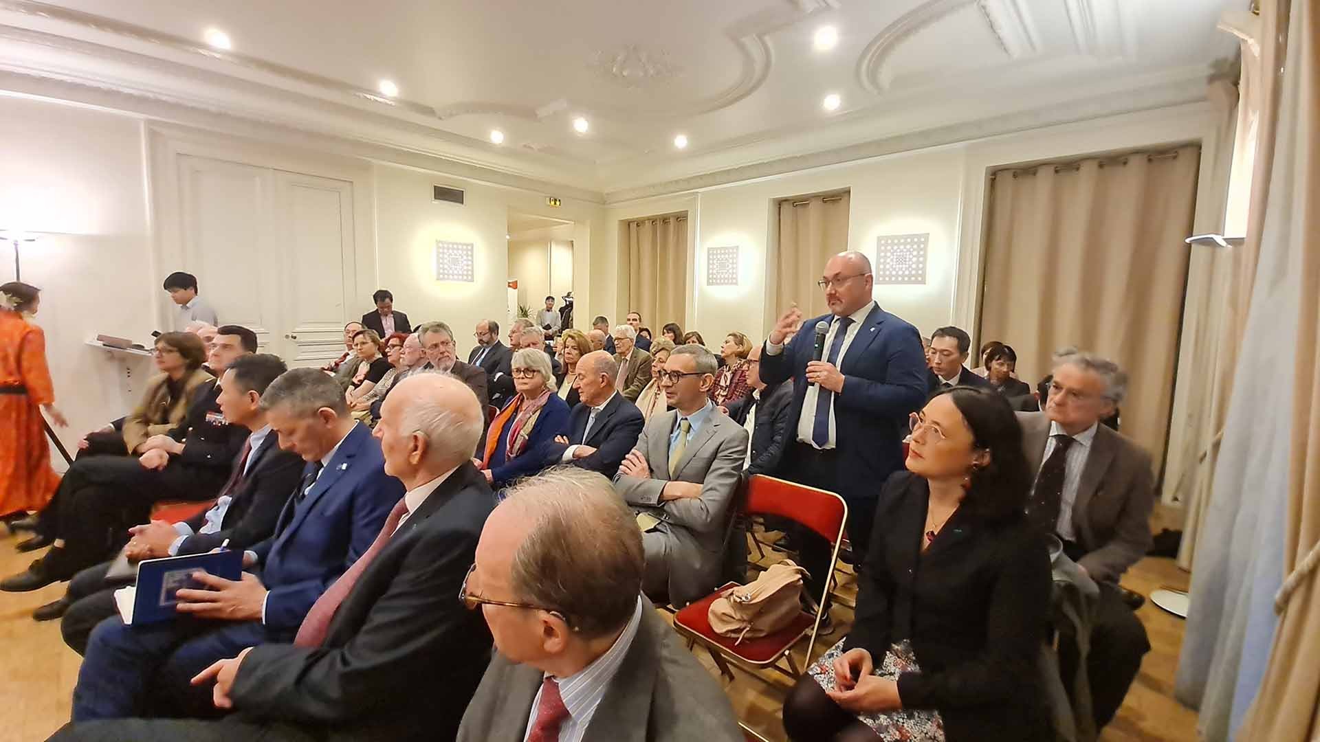 Các khách mời tham gia phần thảo luận.