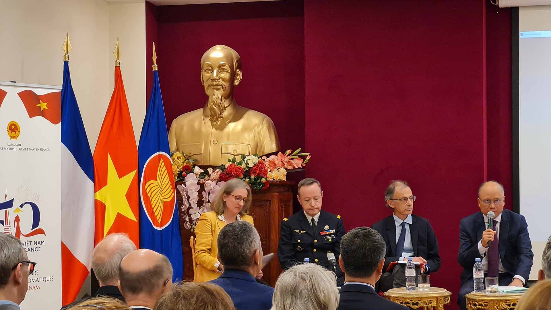 Các khách mời chính trao đổi tại hội thảo.