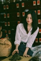 Không lộng lẫy, kiêu sa, Hoa hậu Trần Tiểu Vy vẫn khiến fan 'tan chảy' bằng bộ ảnh cổ điển