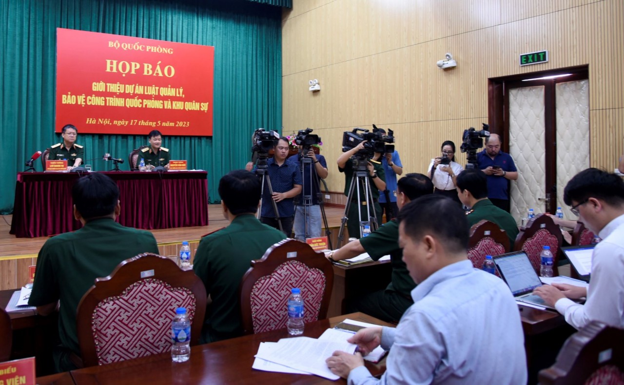 Bộ Quốc phòng giới thiệu dự án Luật Quản lý, bảo vệ công trình quốc phòng và khu quân sự Bộ Quốc phòng giới thiệu dự án Luật Quản lý, bảo vệ công trình quốc phòng và khu quân sự