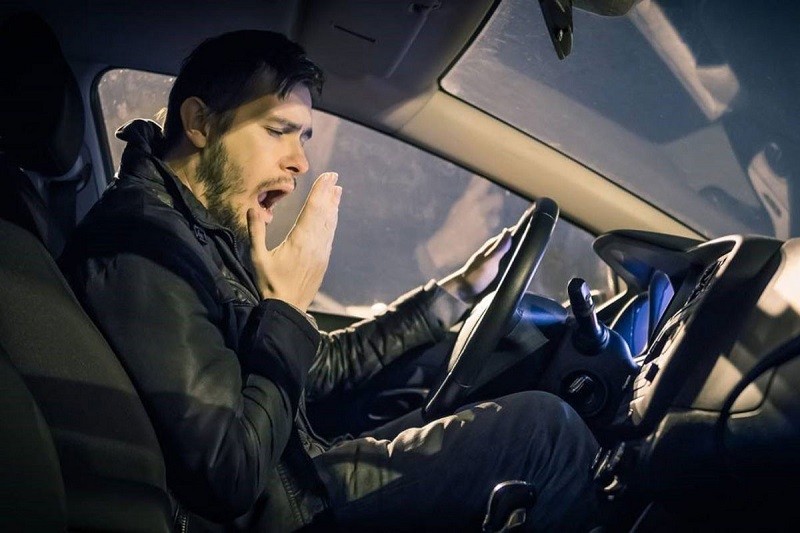 Mệt mỏi và buồn ngủ là những điều phổ biến xuất hiện khi lái xe vào ban đêm. Mệt mỏi và buồn ngủ là những điều phổ biến xuất hiện khi lái xe vào ban đêm.