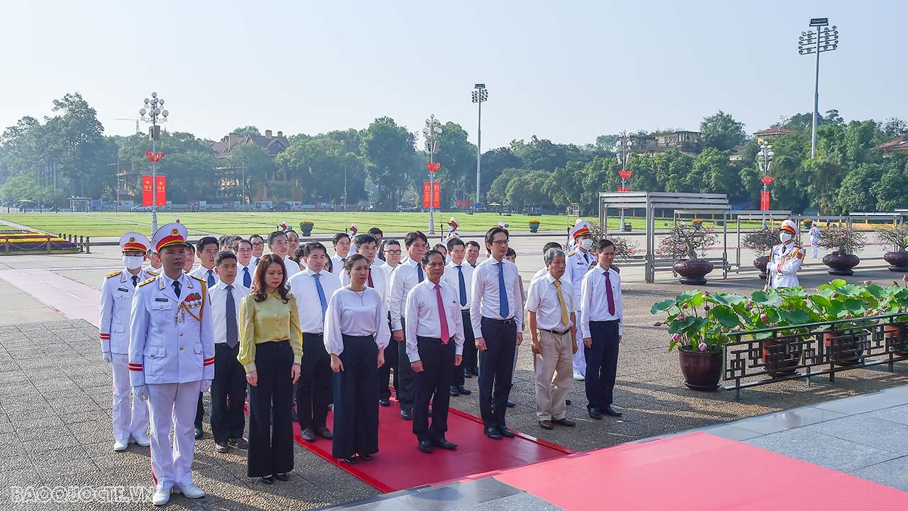 Lãnh đạo Bộ Ngoại giao vào Lăng viếng Bác nhân dịp kỷ niệm 133 năm Ngày sinh Chủ tịch Hồ Chí Minh Lãnh đạo Bộ Ngoại giao vào Lăng viếng Bác nhân dịp kỷ niệm 133 năm Ngày sinh Chủ tịch Hồ Chí Minh