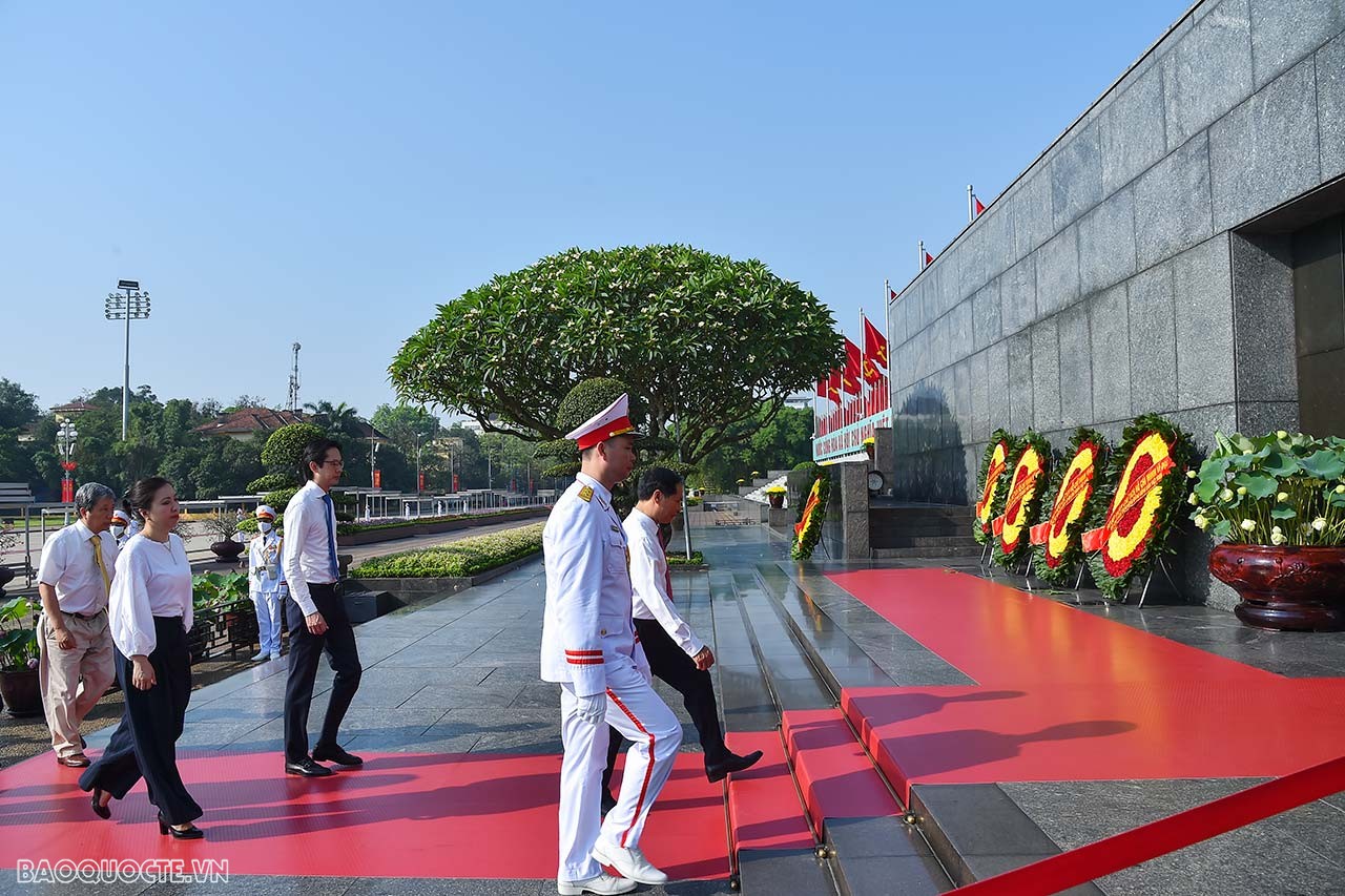 Lãnh đạo Bộ Ngoại giao vào Lăng viếng Bác nhân dịp kỷ niệm 133 năm Ngày sinh Chủ tịch Hồ Chí Minh Lãnh đạo Bộ Ngoại giao vào Lăng viếng Bác nhân dịp kỷ niệm 133 năm Ngày sinh Chủ tịch Hồ Chí Minh