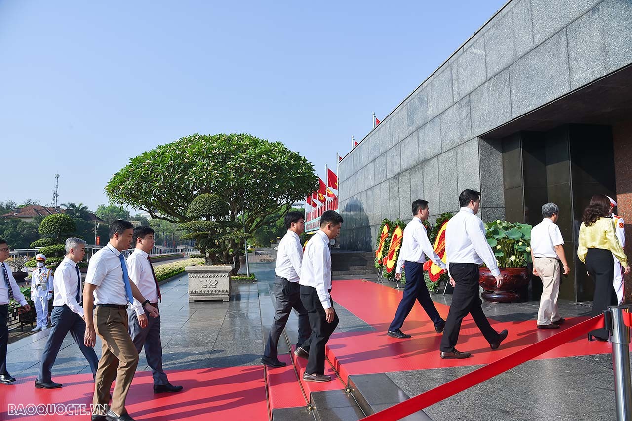 Lãnh đạo Bộ Ngoại giao vào Lăng viếng Bác nhân dịp kỷ niệm 133 năm Ngày sinh Chủ tịch Hồ Chí Minh Lãnh đạo Bộ Ngoại giao vào Lăng viếng Bác nhân dịp kỷ niệm 133 năm Ngày sinh Chủ tịch Hồ Chí Minh