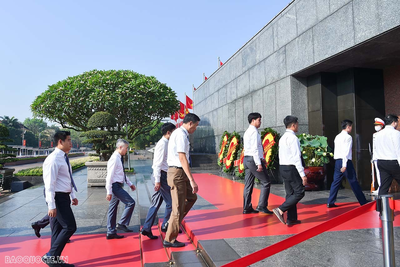 Lãnh đạo Bộ Ngoại giao vào Lăng viếng Bác nhân dịp kỷ niệm 133 năm Ngày sinh Chủ tịch Hồ Chí Minh Lãnh đạo Bộ Ngoại giao vào Lăng viếng Bác nhân dịp kỷ niệm 133 năm Ngày sinh Chủ tịch Hồ Chí Minh