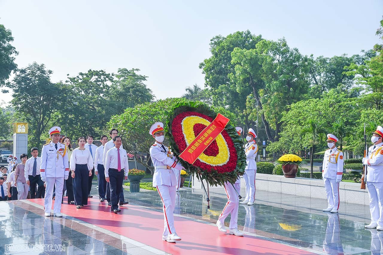 Lãnh đạo Bộ Ngoại giao vào Lăng viếng Bác nhân dịp kỷ niệm 133 năm Ngày sinh Chủ tịch Hồ Chí Minh Lãnh đạo Bộ Ngoại giao vào Lăng viếng Bác nhân dịp kỷ niệm 133 năm Ngày sinh Chủ tịch Hồ Chí Minh