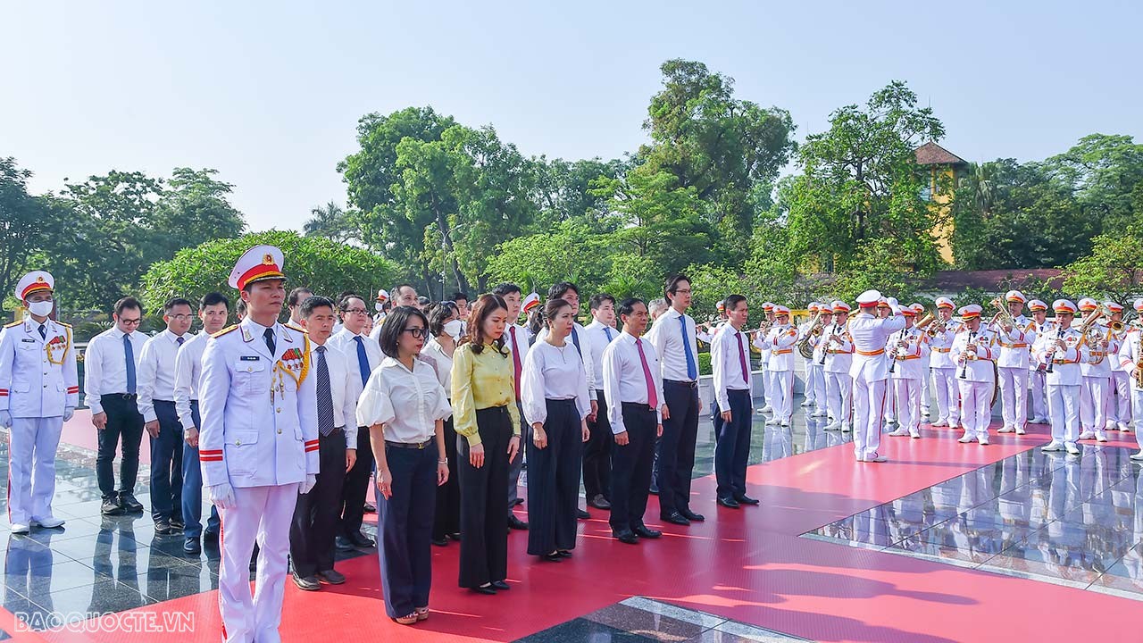 Lãnh đạo Bộ Ngoại giao vào Lăng viếng Bác nhân dịp kỷ niệm 133 năm Ngày sinh Chủ tịch Hồ Chí Minh Lãnh đạo Bộ Ngoại giao vào Lăng viếng Bác nhân dịp kỷ niệm 133 năm Ngày sinh Chủ tịch Hồ Chí Minh