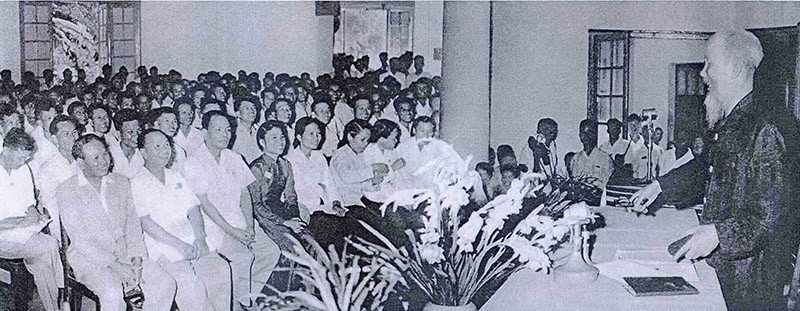 Bác Hồ nói chuyện với cán bộ, nhân viên Bộ Ngoại giao tại Hội nghị ngoại giao lần thứ nhất vào tháng 3/1957. (Ảnh tư liệu) Bác Hồ nói chuyện với cán bộ, nhân viên Bộ Ngoại giao tại Hội nghị ngoại giao lần thứ nhất vào tháng 3/1957. (Ảnh tư liệu)