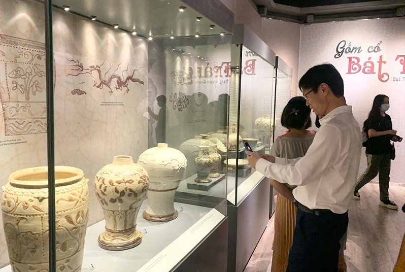 Chiêm ngưỡng bộ sưu tập hiện vật độc đáo, đặc sắc của gốm cổ Bát Tràng Chiêm ngưỡng bộ sưu tập hiện vật độc đáo, đặc sắc của gốm cổ Bát Tràng