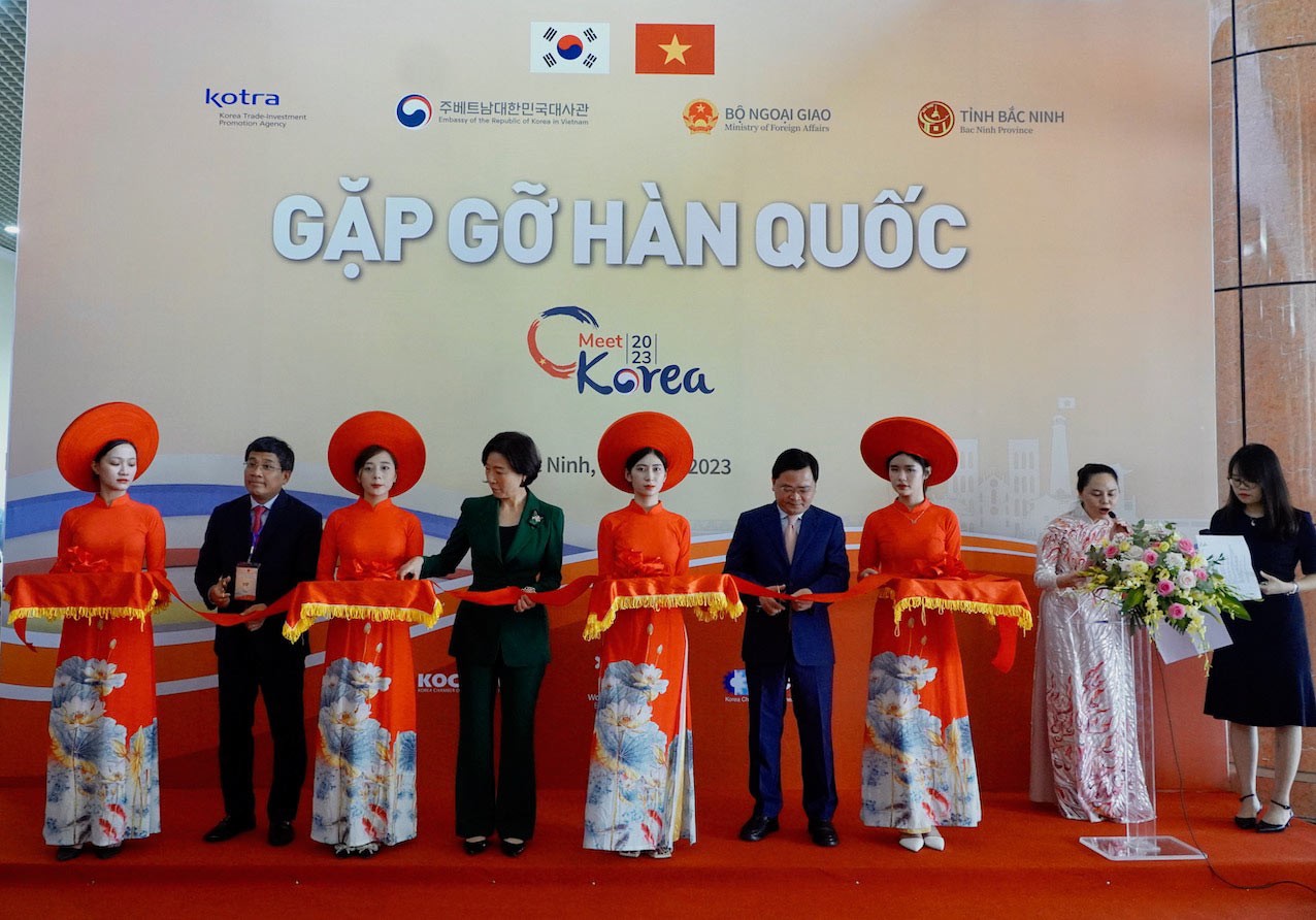 Đại biểu cắt băng khai trương Triển lãm trưng bày sản phẩm tiêu biểu Việt Nam- Hàn Quốc. Đại biểu cắt băng khai trương Triển lãm trưng bày sản phẩm tiêu biểu Việt Nam- Hàn Quốc.