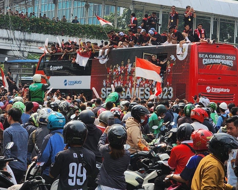 Những hình ảnh U22 Indonesia diễu hành trên đường phố mừng HCV bóng đá nam SEA Games 32