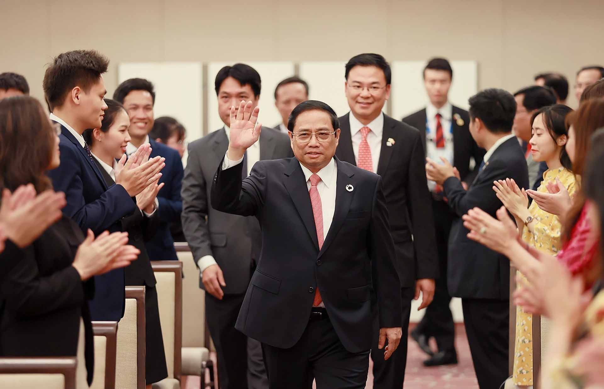 Cộng đồng người Việt Nam tại Nhật Bản chào đón Thủ tướng Phạm Minh Chính. (Nguồn: TTXVN)