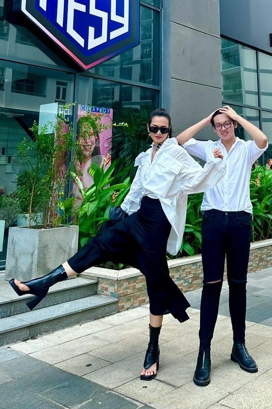 Siêu mẫu Anh Thư diện set đồ đen - trắng đồng điệu với con trai, khoe phong cách trẻ trung. Với cô, con trai khỏe mạnh, bình an và vui vẻ là niềm hạnh phúc lớn nhất. Ở tuổi 15, quý tử của Anh Thư có chiều cao vượt trội 1,85 m.