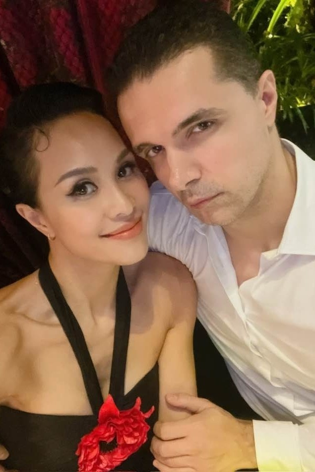 Siêu mẫu - MC Phương Mai kể hôm đầu tuần, ông xã nói sẽ đi Nha Trang dự tiệc độc thân của một người bạn. Cô quyết định đưa con trai về thủ đô chơi trong những ngày anh vắng nhà. Nhưng chưa đến cuối tuần, ông xã đã nhắn tin nói sẽ bay từ Nha Trang ra Hà Nội, 'hủy kèo' với nhóm bạn vì quá nhớ vợ con