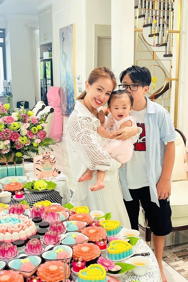 MC Vân Hugo làm tiệc thôi nôi cho con gái.